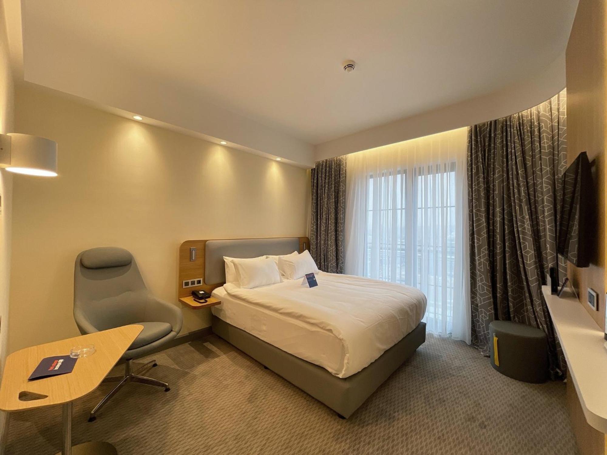 Express - - Airport By Ihg Hotel